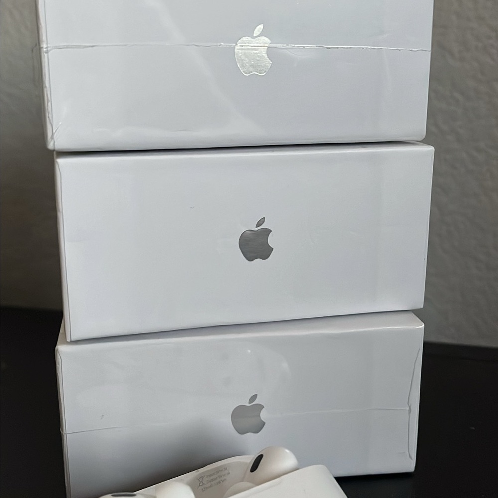 Apple White Wireless Earbuds with Charging Case - Picture 2 of 4